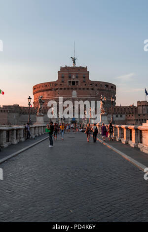 Castel Sant'Angelo Al Tramonto, Roma, Ponte Sant'Angelo. Frontale/von der Engelsburg bei Sonnenuntergang, Rom, Saint Angel's Bridge. Ansicht von vorn Stockfoto