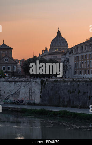 Città del Vaticano Al Tramonto, Roma, Ponte Sant'Angelo/Vatikanstadt Sonnenuntergang, Rom, Saint Angel's Bridge Stockfoto