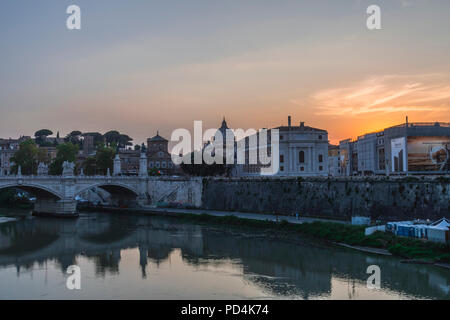 Città del Vaticano Al Tramonto, Roma, Ponte Sant'Angelo/Vatikanstadt Sonnenuntergang, Rom, Saint Angel's Bridge Stockfoto