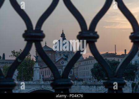 Città del Vaticano Al Tramonto, Roma, Ponte Sant'Angelo/Vatikanstadt Sonnenuntergang, Rom, Saint Angel's Bridge Stockfoto