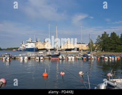 Eisbrecher, starke Schiffe, Seite an Seite mit einem Sommerurlaub im Hafen von Helsinki Finnland, im Winter in der Ostsee Stockfoto