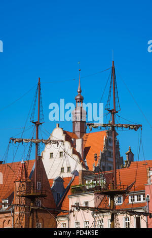 Danzig Skyline, Ansicht der Dachlinie des hohen Gebäuden und Masten des Schiffes entlang des Flusses in der Altstadt von Danzig, Polen. Stockfoto