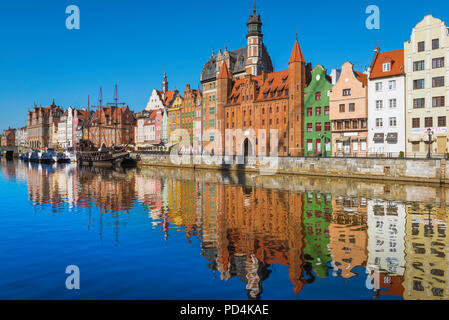 Danzig Polen Altstadt mit Blick auf den Sonnenaufgang von bunten historischen Gebäuden in der Altstadt Hafengebiet von Danzig, Pommern, Polen. Stockfoto