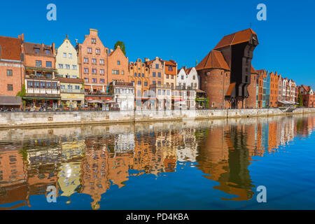 Danziger Stadtbild, Aussicht auf ein sommermorgen der historischen Dutch gabled Gebäude in der Altstadt Hafengebiet von Danzig, Pommern, Polen. Stockfoto