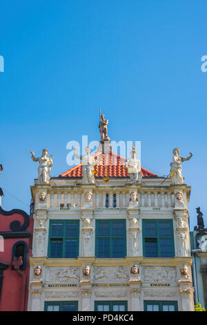 Goldene Haus Danzig, Blick auf die vier Statuen (Cleopatra, Ödipus, Achilles, Antigone) stationiert, auf das Goldene Haus (1618) in der königliche Weg in Danzig Stockfoto