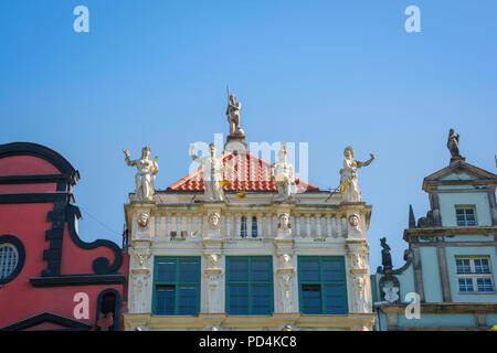 Danzig Goldene Haus, Blick auf die vier Statuen (Cleopatra, Ödipus, Achilles, Antigone) stationiert, auf das Goldene Haus (1618) in der königliche Weg in Danzig. Stockfoto