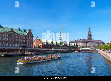 Flusskreuzfahrt auf Slotsholmens Kanal in Richtung Børsen (Börse) und Christiansborg Slot (Schloss Christiansborg), Kopenhagen, Dänemark suchen Stockfoto