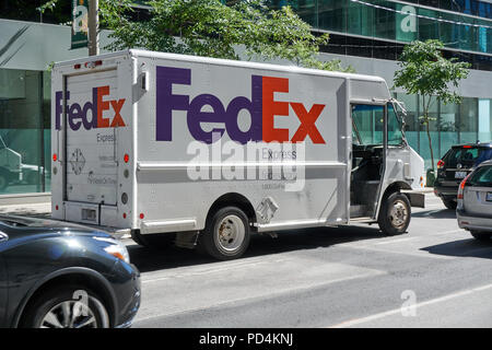 TORONTO, KANADA - 15. JULI 2018: FedEx Lkw auf einem Street Toronto, Ontario, Kanada. FedEx Corporation ist eine US-amerikanische multinationale Lieferung per Kurier ser Stockfoto