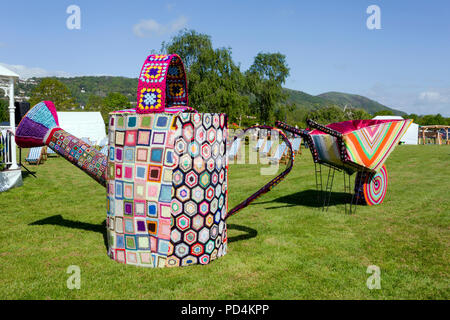 Eine riesige gestrickt, Schubkarren und Gießkanne am 2018 Malvern RHS Frühling zeigen, Worcestershire, England, Großbritannien Stockfoto