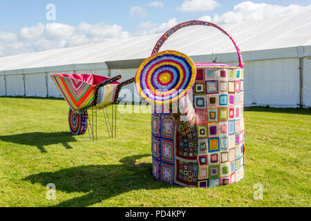 Eine riesige gestrickt, Schubkarren und Gießkanne am 2018 Malvern RHS Frühling zeigen, Worcestershire, England, Großbritannien Stockfoto