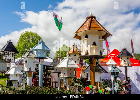 Eine Zusammenstellungen von bunten taubenschläge an der RHS Frühjahr 2018 Malvern, Worcestershire, England, Großbritannien Stockfoto