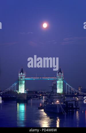 1986 HISTORISCHE VOLLMONDBRÜCKE HMS BELFAST HISTORISCHE TOWER BRIDGE TOWER BRIDGE (© HORACE JONES & JOHN WOLFE BARRY 1894) RIVER THAMES LONDON ENGLAND GROSSBRITANNIEN Stockfoto