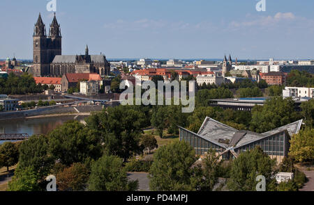 Blick vom Albinmüller-Turm / Nordwesten 87935 vorn Mehrzweckhalle HYPARSCHALE 1969 v Ulrich Müther Leerstand seit 1997 links Dom 1209-1520 Stockfoto