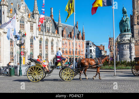 Pferd und Trap Touristen, die für eine Stadtrundfahrt, Markt, Brügge, Belgien Stockfoto