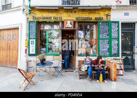 Zwei Frauen lesen vor dem Shakespeare and Company Buchladen auf der linken Bank, Paris, Frankreich Stockfoto