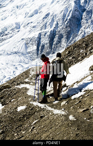 Annapurna Trek, Nepal - November 13, 2015: Touristen fehlt auf dem schmalen Pfad auf dem Weg zum Tilicho See (tilicho Tal 4920 m), Himalaja, Stockfoto