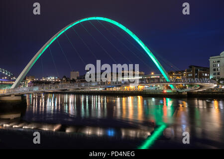 Blick auf den Fluss Tyne in Gateshead Millennium Bridge und Newcastle Stockfoto