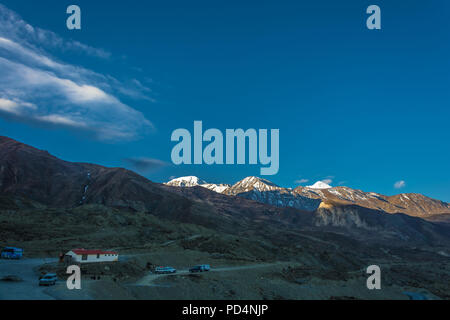 Am Ortsrand des Bergdorfes Muktinah in den frühen Sommermorgen, Nepal. Stockfoto