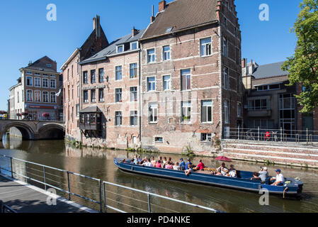 Boot mit Touristen während Sightseeing Tour auf dem Fluss Dijle/Dyle am Grootbrug/Große Brücke in der Stadt Mechelen/Malines, Flandern, Belgien Stockfoto