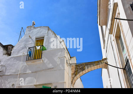 Italien, Apulien, Lecce, ein weißes Dorf im Valle d'Itria, historischen mittelalterlichen Zentrum, Architektur und Details. Stockfoto