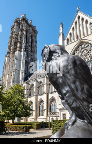 De Grote Vivisector, bronze Eule Skulptur vor der St.-Rumbold Kathedrale in der Stadt Mechelen/Malines, Antwerpen, Flandern, Belgien Stockfoto