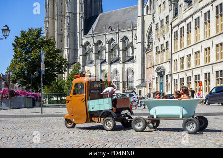 Vespaqua, Vespa Ape ziehen Badewanne auf Rädern mit glücklichen kleinen Kindern Spaß im Zentrum von Mechelen/Malines, Flandern, Belgien Stockfoto