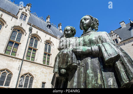 Statue De Moeder / die Mutter von Bildhauer Ernest Wynants im Innenhof des Mechelen/Malines Rathaus, Flandern, Belgien Stockfoto