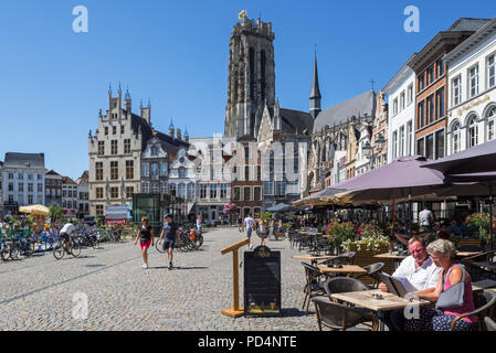 Restaurants und Straßencafés entlang der Grand Place und der St.-Rumbold's Kathedrale in der Stadt Mechelen/Malines, Antwerpen, Flandern, Belgien Stockfoto
