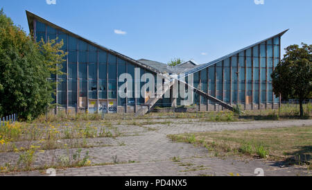 Rotehornpark Mehrzweckhalle HYPARSCHALE Magdeburg 1969 von Ulrich Müther u ein stützenfreier errichtet Innenraum Grundfläche 48 x 48 m Leerstand seit 19. Stockfoto