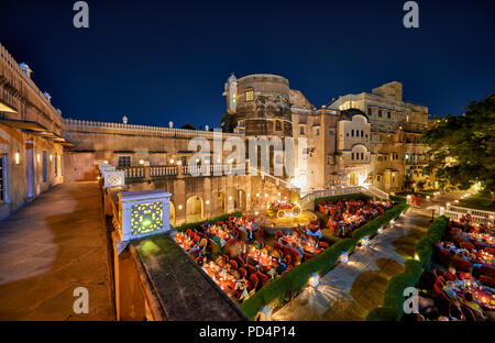 Night Shot, riesige außerhalb und Veranstaltungsräume vor der beleuchteten Festung und Hotel castle Mandawa, Mandawa, Shekhawati Region, Rajasthan, Indien Stockfoto