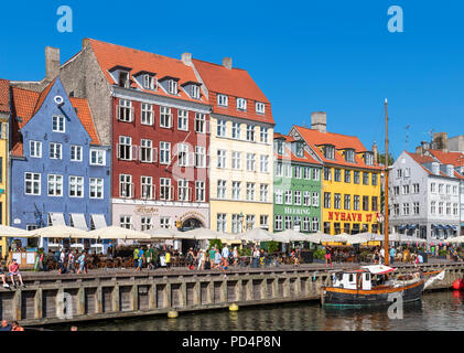 Historischen Gebäude entlang Nyhavn-kanal, Kopenhagen, Dänemark. Das älteste Haus ist Nr. 9 auf der linken Seite (blaues Gebäude), Kopenhagen, Dänemark Stockfoto