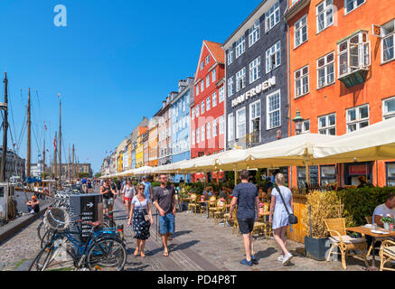 Nyhavn, Kopenhagen. Cafés, Bars und Restaurants entlang der historischen Nyhavn-kanal, Kopenhagen, Dänemark Stockfoto