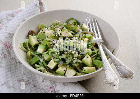 Von Nudeln Salat aus Gurken und laminaria, Scheiben Avocado mit Sesam Stockfoto