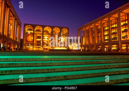 1987 historische METROPOLITAN OPERA HOUSE (© WALLACE HARRISON 1966) David Geffen Halle (© MAX ABRAMOVITZ 1962) MAIN PLAZA LINCOLN CENTER MANHATTAN NEW YORK CITY USA Stockfoto