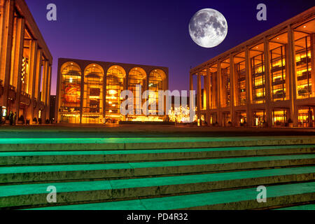 1987 historische METROPOLITAN OPERA HOUSE (© WALLACE HARRISON 1966) David Geffen Halle (© MAX ABRAMOVITZ 1962) MAIN PLAZA LINCOLN CENTER MANHATTAN NEW YORK CITY USA Stockfoto