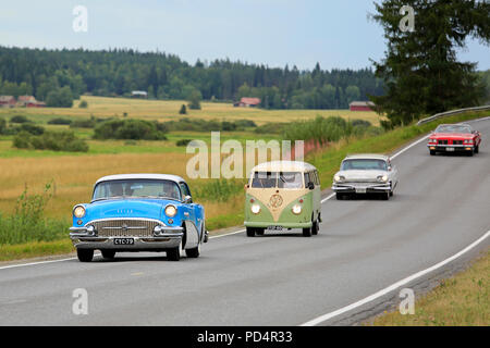 VAULAMMI, Finnland - 4. AUGUST 2018: Classic retro Cars und Fahrzeuge Fahrt auf malerischen Straße auf Maisemaruise Auto 2018 Kreuzfahrt in Tawastia Ordnungsgemäße, Finnland. Stockfoto