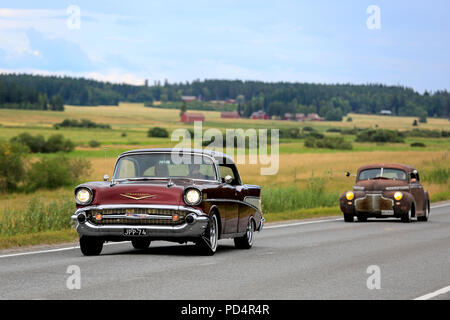 VAULAMMI, Finnland - 4. AUGUST 2018: Zwei Oldtimer, 1950er Chevrolet in der Front, auf Maisemaruise Auto 2018 Kreuzfahrt in Tawastia Ordnungsgemäße, Finnland. Stockfoto