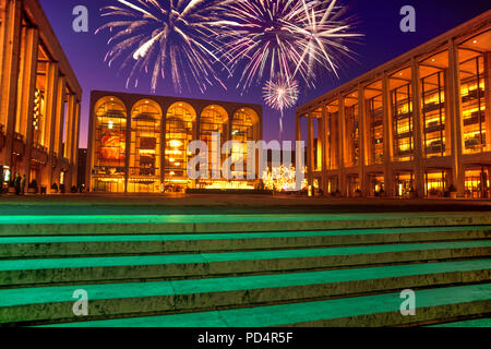 1987 historische METROPOLITAN OPERA HOUSE (© WALLACE HARRISON 1966) David Geffen Halle (© MAX ABRAMOVITZ 1962) MAIN PLAZA LINCOLN CENTER MANHATTAN NEW YORK CITY USA Stockfoto