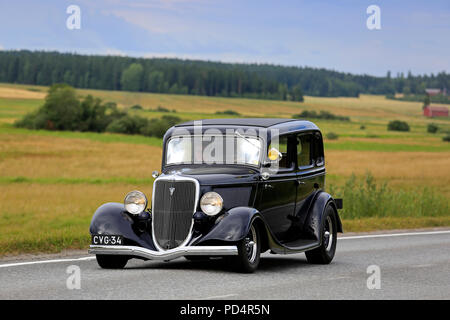 VAULAMMI, Finnland - 4. AUGUST 2018: Ford Fordor Dillinger besonderes Jahr 1934 Straße auf Maisemaruise Auto 2018 Kreuzfahrt in Tawastia Ordnungsgemäße, Finnland. Stockfoto