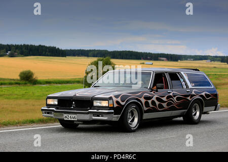 VAULAMMI, Finnland - 4. AUGUST 2018: oben abgestimmt Beerdigung Auto, Leichenwagen, detaillierte mit Totenkopf Motiv auf Maisemaruise Auto 2018 Kreuzfahrt in Tawastia, Finla Stockfoto