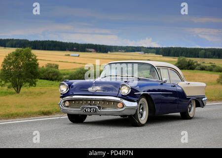 VAULAMMI, Finnland - August 4, 2018: Klassische 50er Oldsmobile Super 88 Auto auf malerische Straße auf Maisemaruise Auto 2018 Kreuzfahrt in Tawastia Ordnungsgemäße, Finnland. Stockfoto