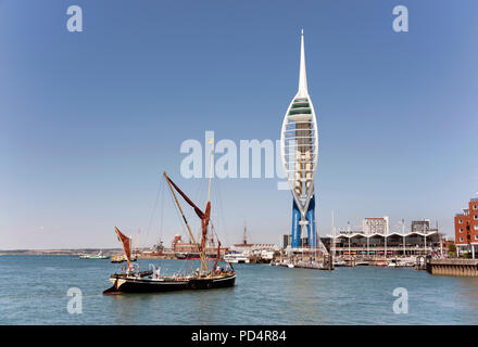 Die Themse Barge Alice' Segel in Portsmouth Harbour, mit dem Spinnaker Tower im Hintergrund. Stockfoto