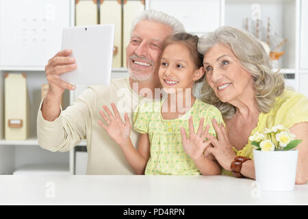 Großeltern mit ihrer Enkelin, die selfie Stockfoto