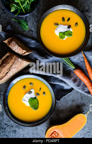 Traditionelle Kürbis und Karotten Suppe mit Sauerrahm Stockfoto