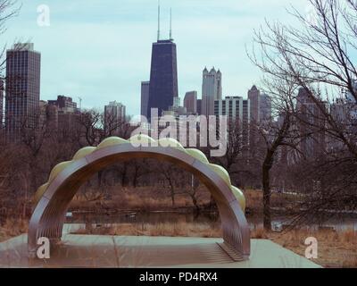 Chicago, IL - 16. März 2018 - Skyline von Chicago Downtown und Yoga Pavillon Skulptur im Lincoln Park. Stockfoto