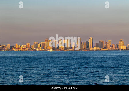 SAN DIEGO, Ca, USA - 14. Juli: San Diego Skyline am 14. Juli 2018 in der Innenstadt von San Diego, Kalifornien. Stockfoto