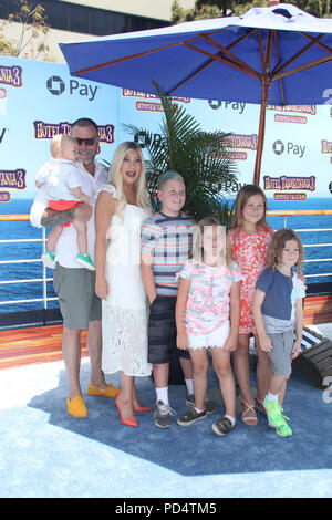 Beau Dean McDermott, Dean McDermott, Tori Spelling, Liam Aaron McDermott, Hattie Margaret McDermott, Stella Doreen McDermott, Finn Davey McDermott 06/30/2018 Die Weltpremiere von "Hotel Transylvania 3: Sommer Urlaub" im Regency Dorf Theater in Los Angeles, CA Foto von Izumi Hasegawa/HollywoodNewsWire. Zusammenarbeit Stockfoto