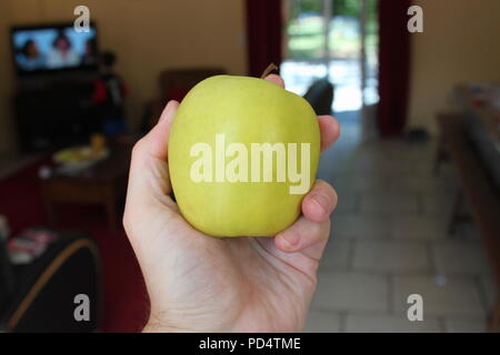 Hält einen Apfel Stockfoto