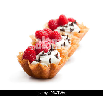 Brandy snap Körbe mit Beeren und Eis isoliert auf weißem Stockfoto