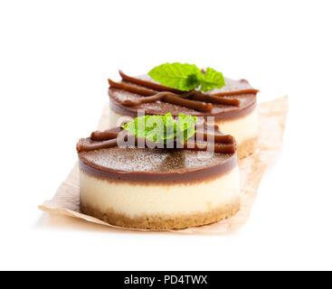 Zwei Mini chocolate Cheesecake isoliert auf weißem Stockfoto